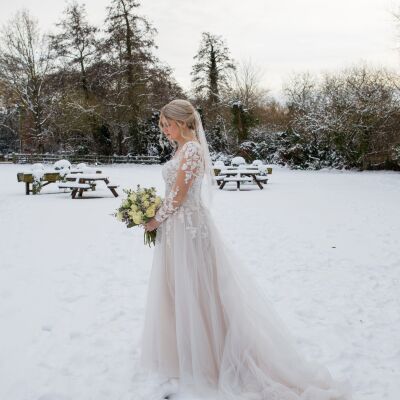 My approach to capturing winter wedding as a wedding photographer
