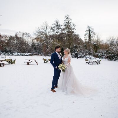 My approach to capturing winter wedding as a wedding photographer